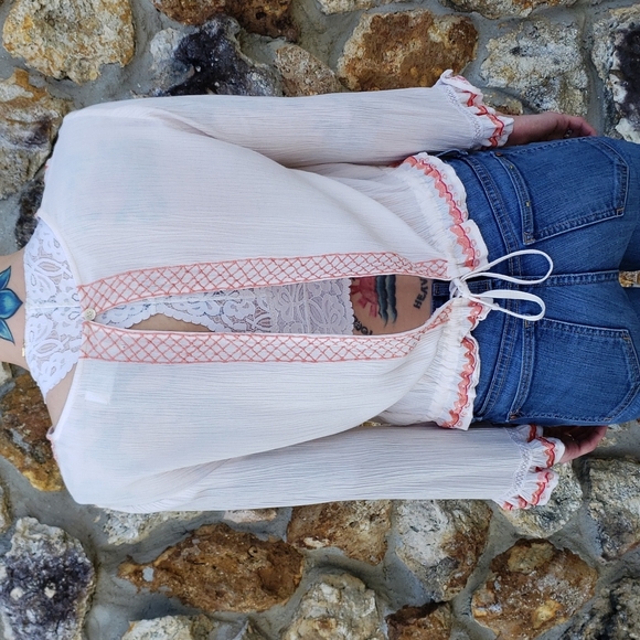 Rahi Cali white floral embroidered top - Picture 5 of 14